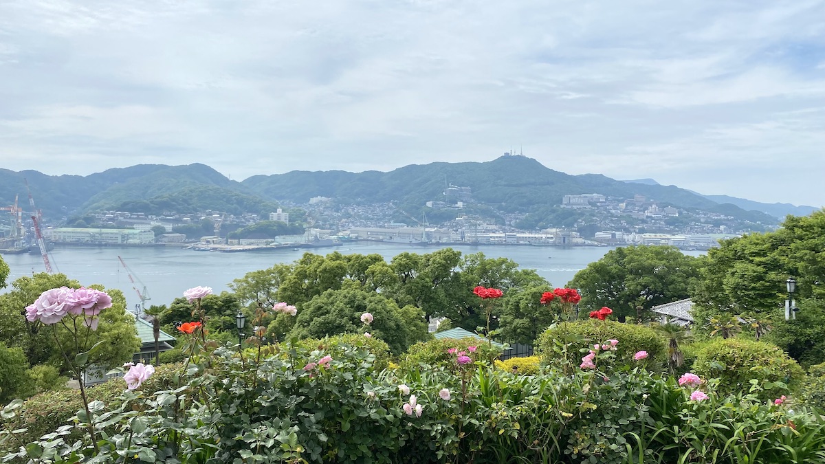 長崎港と花々